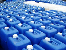 反滲透系統(tǒng)要加酸和反滲透阻垢劑是為了調(diào)節(jié)碳酸系化合物的平衡濃度，進而達(dá)到阻止水垢產(chǎn)生的目的。但到底是否需要加酸，加多少反滲透阻垢劑都是有講究的，因為可能反滲透阻垢劑本身就是酸性的就無需加酸了，而如果水質(zhì)分析結(jié)果得出，還需要添加其他成分，就可能還需要添加其他水處理藥劑的。